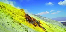Observan flujos de azufre en volcán ubicado al norte de Chile
